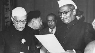 प्रथम राष्ट्रपती डॉ. राजेंद्र प्रसाद यांनी जवाहरलाल नेहरू यांना स्वतंत्र भारताचे पंतप्रधान म्हणून शपथ दिली, तो 30 जानेवारी 1950चा क्षण.