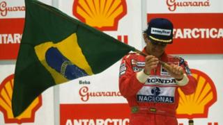 Ayrton Senna con la bandera de Brasil.