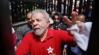 サンベルナルド・デ・カンポで支援者に手を振るルラ氏(5日)