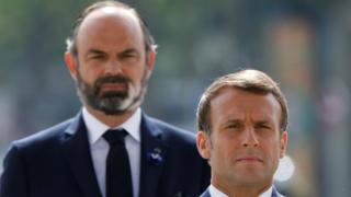 El presidente francés Emmanuel Macron (frente) y el primer ministro francés Edouard Philippe (L) asisten a una ceremonia para conmemorar el final de la Segunda Guerra Mundial en el Arco del Triunfo en París el 8 de mayo de 2020.