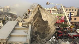 地震で崩れた台湾南部・台南市の建物