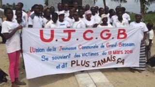 Les populations de Grand Bassam devant la stèle commémorative érigée à la mémoire des victimes des attentats du 13 mars 2016