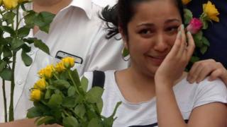 Una chica llora en la vigilia de Finsbury Park