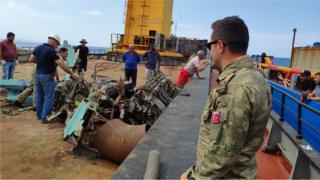 MİQ-29 təyyarəsinin qalıqları Xəzər dənizindən çıxarılır