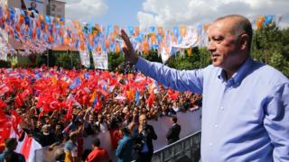 أردوغان يحيي أنصاره