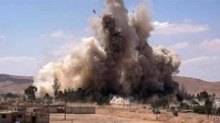 Tadmur prison being blown up