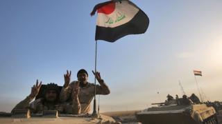 Musul'a zafer işareti yaparak ilerleyen Irak askerleri