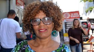 Edna na frente do Sindicato dos Comerciários, em SP