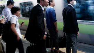 Pessoas em estação de trem
