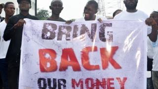 Une campagne "Bring back our money" (Rendez l'argent) est menée depuis la disparition présumée de 53,3 milliards de francs CFA.