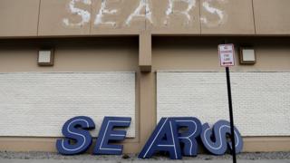 Демонтированная табличка стоит на улице возле универмага Sears через день после того, как он был закрыт в рамках закрытия нескольких магазинов Sears Holdings Corp в США в Нануэте, штат Нью-Йорк, США, 7 января 2019 года.