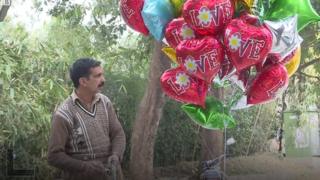 Bóng bay vắng khách trong dịp Valentine ở Pakistan