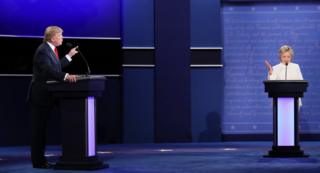 Кандидат в президенты от Демократической партии Хиллари Клинтон дебатирует с кандидатом в президенты от республиканцев Дональдом Трампом во время третьих президентских дебатов в США 19 октября 2016 года.