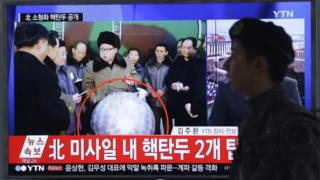 北朝鮮の国営テレビは金第1書記が核装置を視察したとする映像を流した(9日)