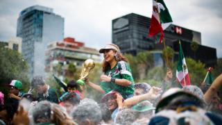 Torcedores mexicanos comemoram a vitória do país em partida da Copa da Rússia