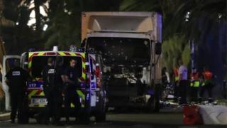 Французская полиция стоит возле грузовика, который пахал толпами в Ницце