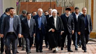 از اکبر طبری به ندرت تصویری در رسانهها موجود است؛ او که معاون اجرایی صادق آملی لاریجانی در قوه قضائیه بود در این عکس کلاه مشکی بر سر دارد