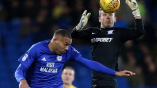 Kenneth Zohore a Chris Maxwell