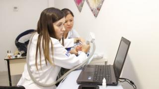 Oftalmologista Camila Ventura examina criança com microcefalia