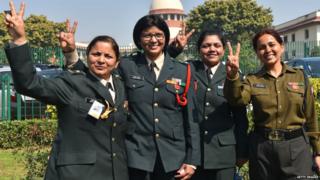 सुप्रीम कोर्ट परिसर में मौजूद महिला सैन्य अधिकारी