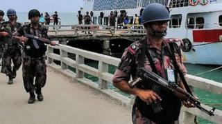অ্যসল্ট রাইফেল হাতে লাইন দিয়ে বিজিবির জওয়ানরা হেটে যাচ্ছেন।