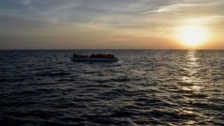 مهاجرون على متن قارب في عرض البحر قبالة السواحل الليبية