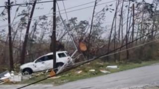 Carro aparentemente arrastrado por las fuerzas de Dorian.