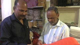 मेरठ के हाशिमपुरा मोहल्ले के हाजी बाबुद्दीन (सफेद कपड़ों में) और विपिन कुमार रस्तोगी (काले कपड़ों में)