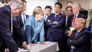 Trump, rodeado del resto de líderes asistentes a la cumbre del G-7.