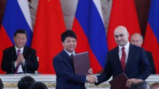 Umuyobozi mukuru wungirije wa Huawei, Guo Ping, asuhuzanya na Alexei Kornya, Perezida wa kompanyi MTS yo mu Burusiya