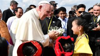 Giáo hoàng Francis được chào đón tại Sân bay Quốc tế Yangon, Myanmar vào ngày 27/11