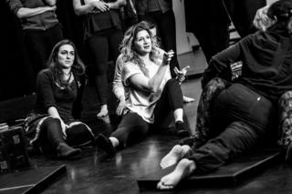 படப்பிடிப்பில் காட்சியை திட்டமிடும் அலிஸா ரோடிஸ்