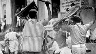 અયોધ્યામાં પોલીસ દ્વારા લાઠીચાર્જ