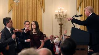 CNN記者、トランプ氏記者会見でマイク取り上げられそうに
