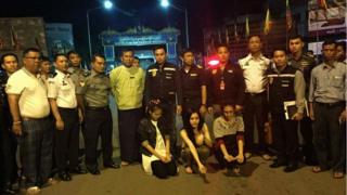 ตำรวจเมียนมาจับ 'เปรี้ยว' พร้อมเพื่อนอีก 2 คน ซึ่งเป็นผู้ต้องสงสัยในคดีฆ่าหั่นศพ 'แอ๋ม' ได้ในจังหวัดท่าขี้เหล็กและส่งมอบตัวให้กับทางการไทยแล้ว