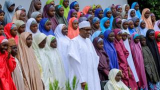 Buhari ya fọto pẹlu awọn akẹkọ naa