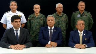 Lenín Moreno junto al mando militar.