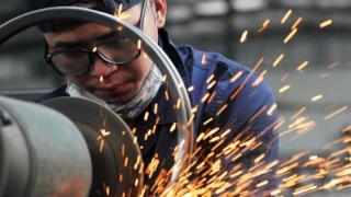 中国東部の浙江省の工場で輸出向けのストローラー部品を作る作業員(今月4日)