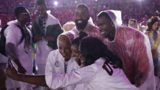 Athletes from the US pose for a photo with Simone Biles during the closing ceremony in the Maracana stadium at the 2016 Summer Olympics in Rio de Janeiro (22 August 2016)