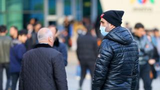 Üs maskalı kişi
