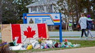 Vigilia frente a la oficina de RCMP en Nueva Escocia