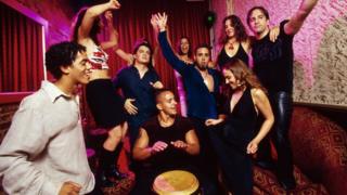 Grupo se mueve al ritmo de un tambor.