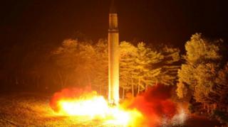 (แฟ้มภาพ) สำนักข่าวกลางเกาหลี (KCNA) เผยแพร่ภาพขณะเกาหลีเหนือทดสอบขีปนาวุธพิสัยไกลข้ามทวีปฮวาซอง-14 ครั้งล่าสุด