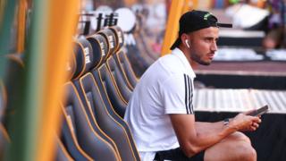 Le défenseur marocain de Wolverhampton Wanderer, Romain Saiss, exhorte les footballeurs à faire attention à l'utilisation des réseaux sociaux.
