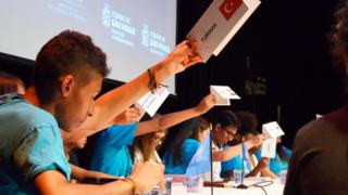 Jovens participando de simulação da ONU na EMEFM Owaldo Aranha Bandeira de Mello