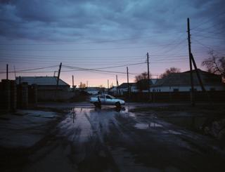 Автомобиль в сумерках
