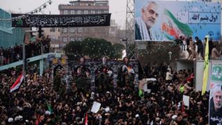 تدفق مئات آلاف إلى الشوارع في أنحاء مختلفة من إيران للمشاركة في تشييع قاسم سليماني.