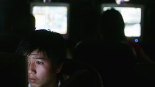 Chinos en un centro para navegar en internet