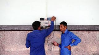 Зарядка телефона на станции в Индии