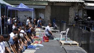 Mescidi Aksa girişinde namaz kılanlar